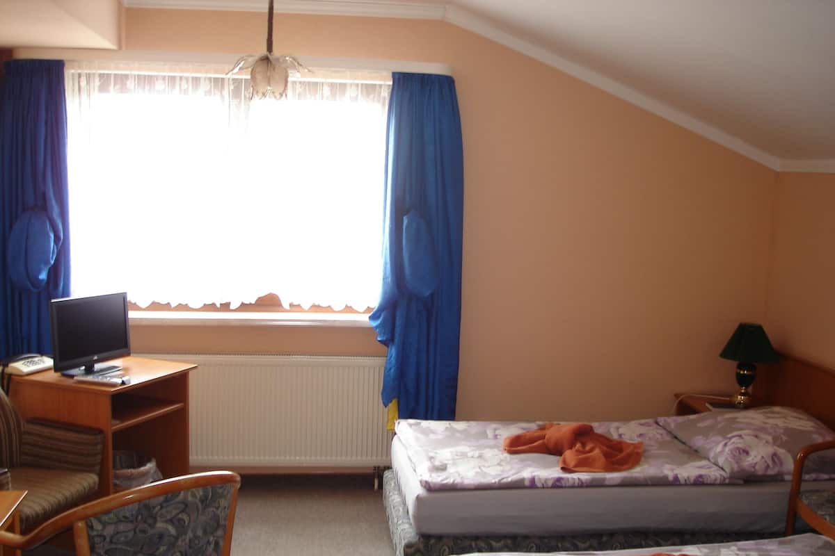 Triple Room | Iron/ironing board, free WiFi, bed sheets