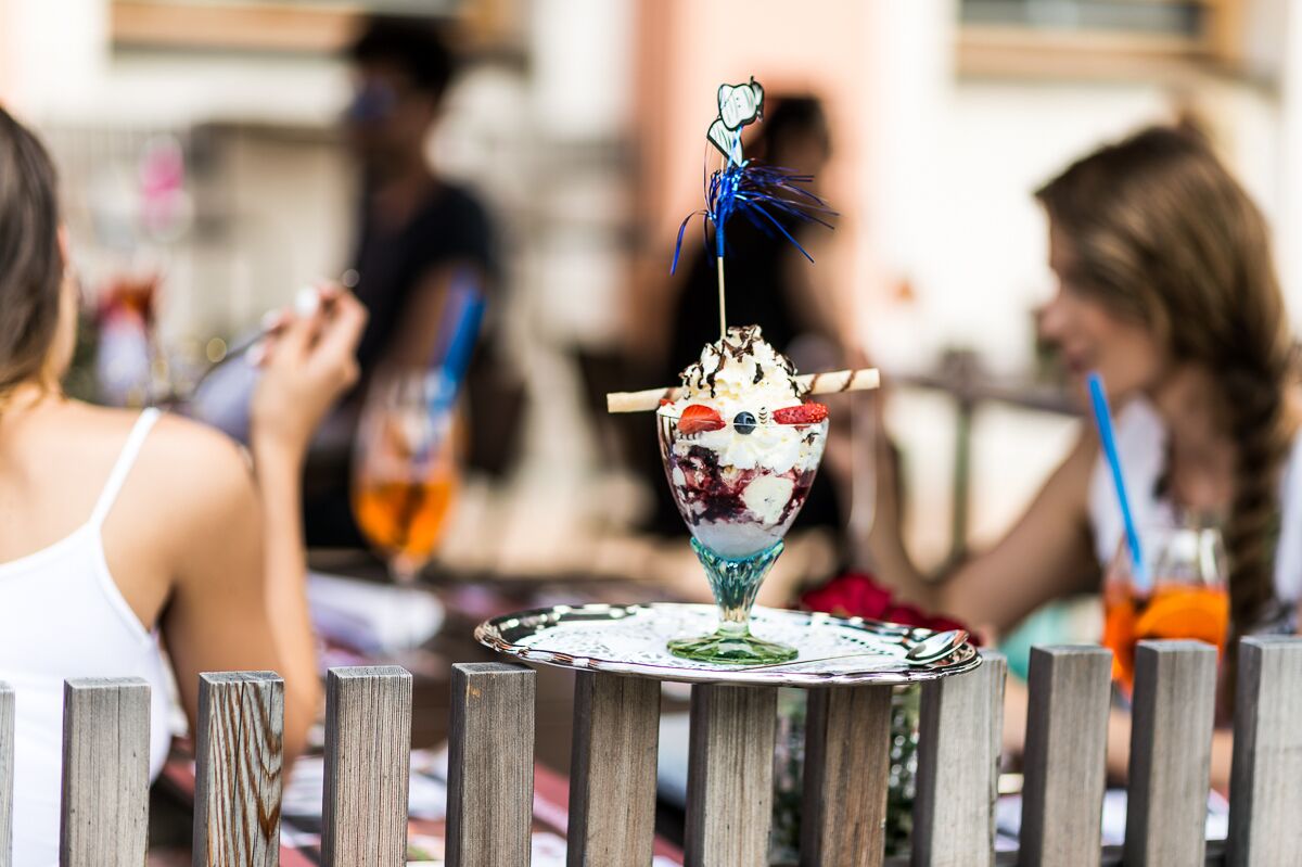 2 restaurants, lunch, dinner served; regional cuisine