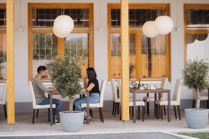 包含每日自助早餐