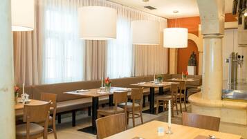 2 restauranter, lunsj og middag serveres, regionale retter