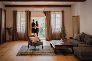 客房内保险箱、特色装修、特色家居、办公桌