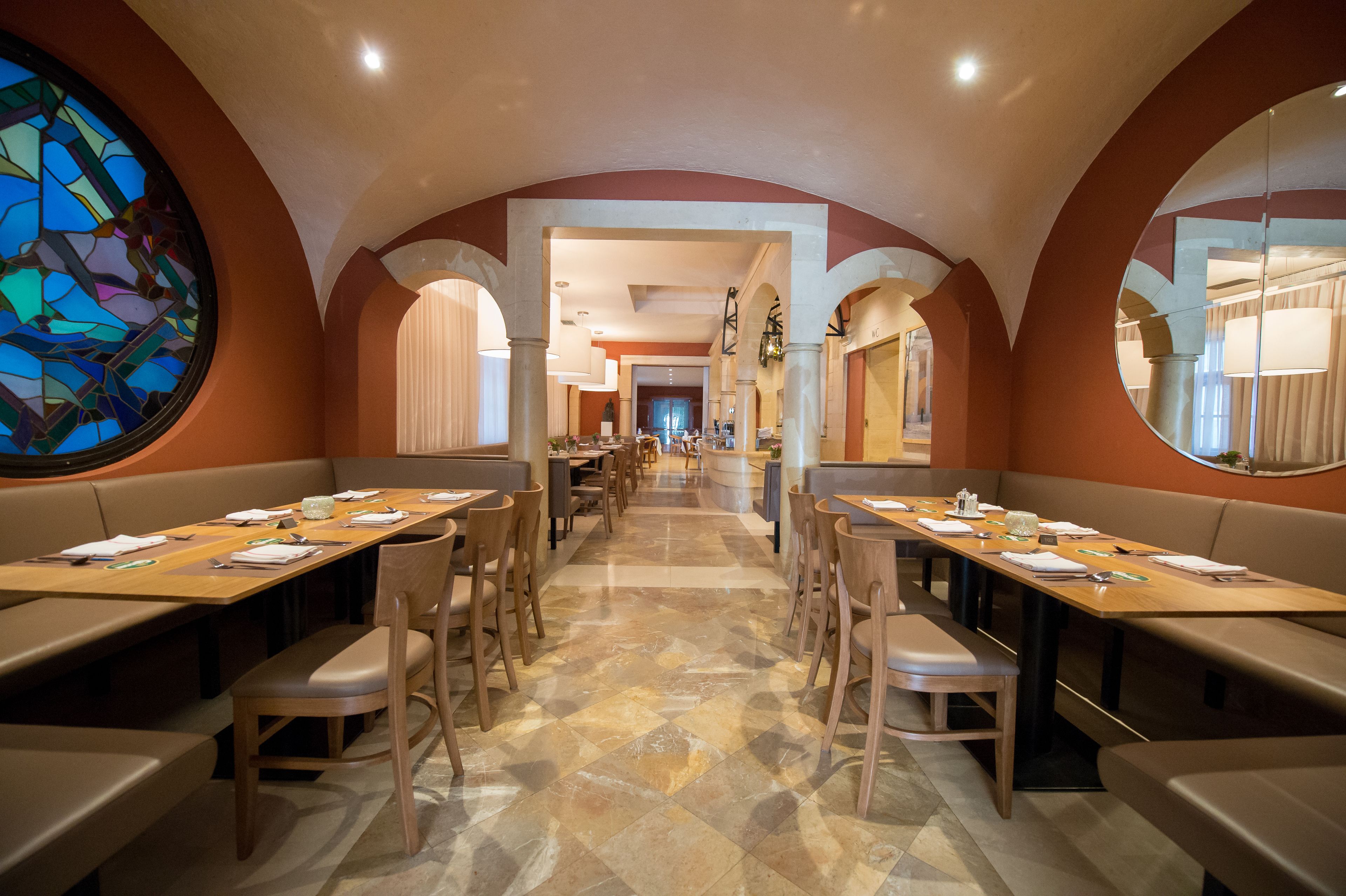 2 restaurants, lunch, dinner served; regional cuisine