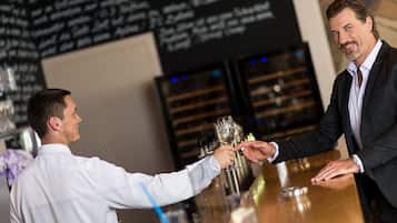 2 restaurants; ze serveren er lunch en diner