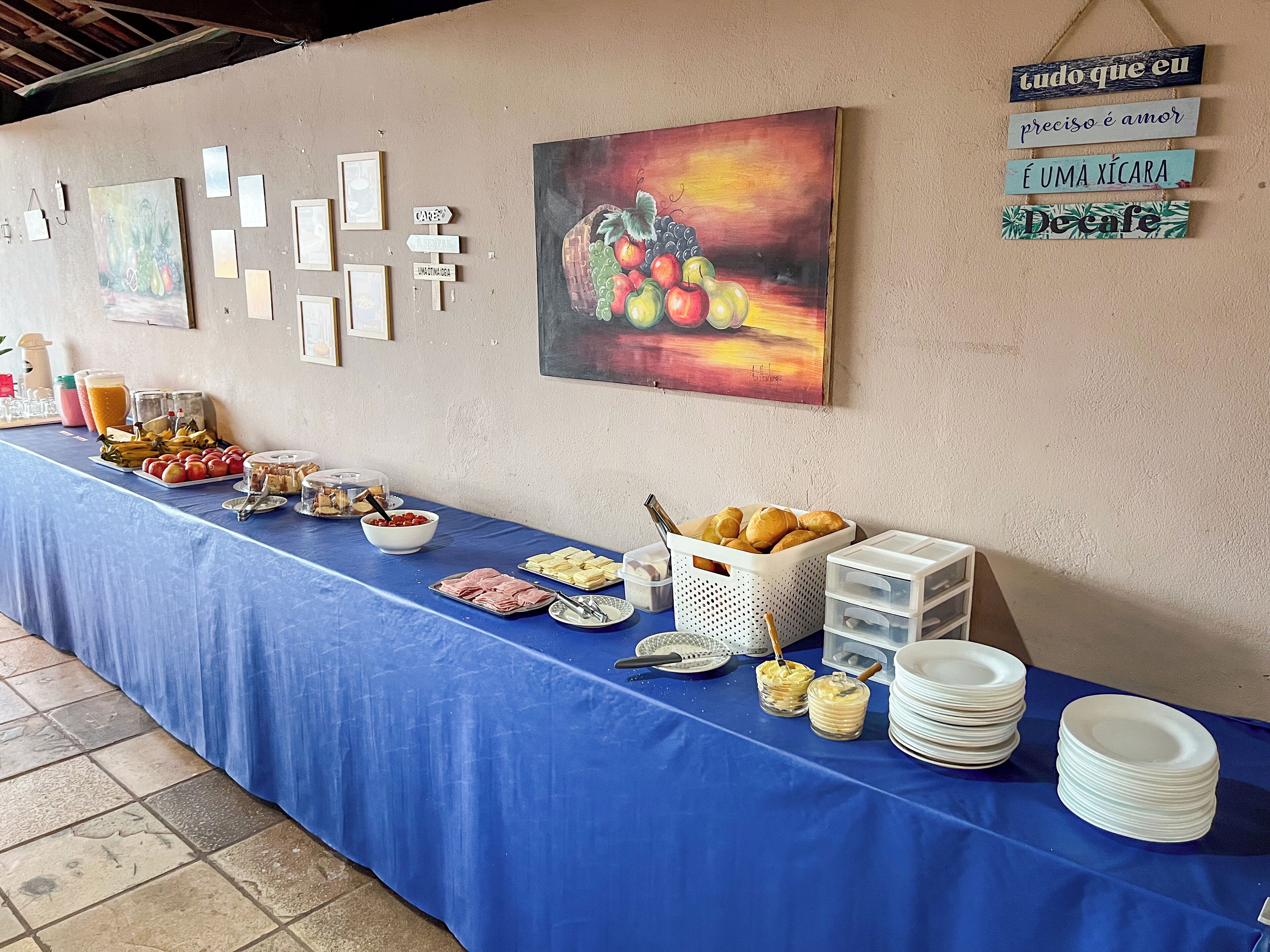 Een buffet met verschillende gerechten en een schilderij aan de muur.