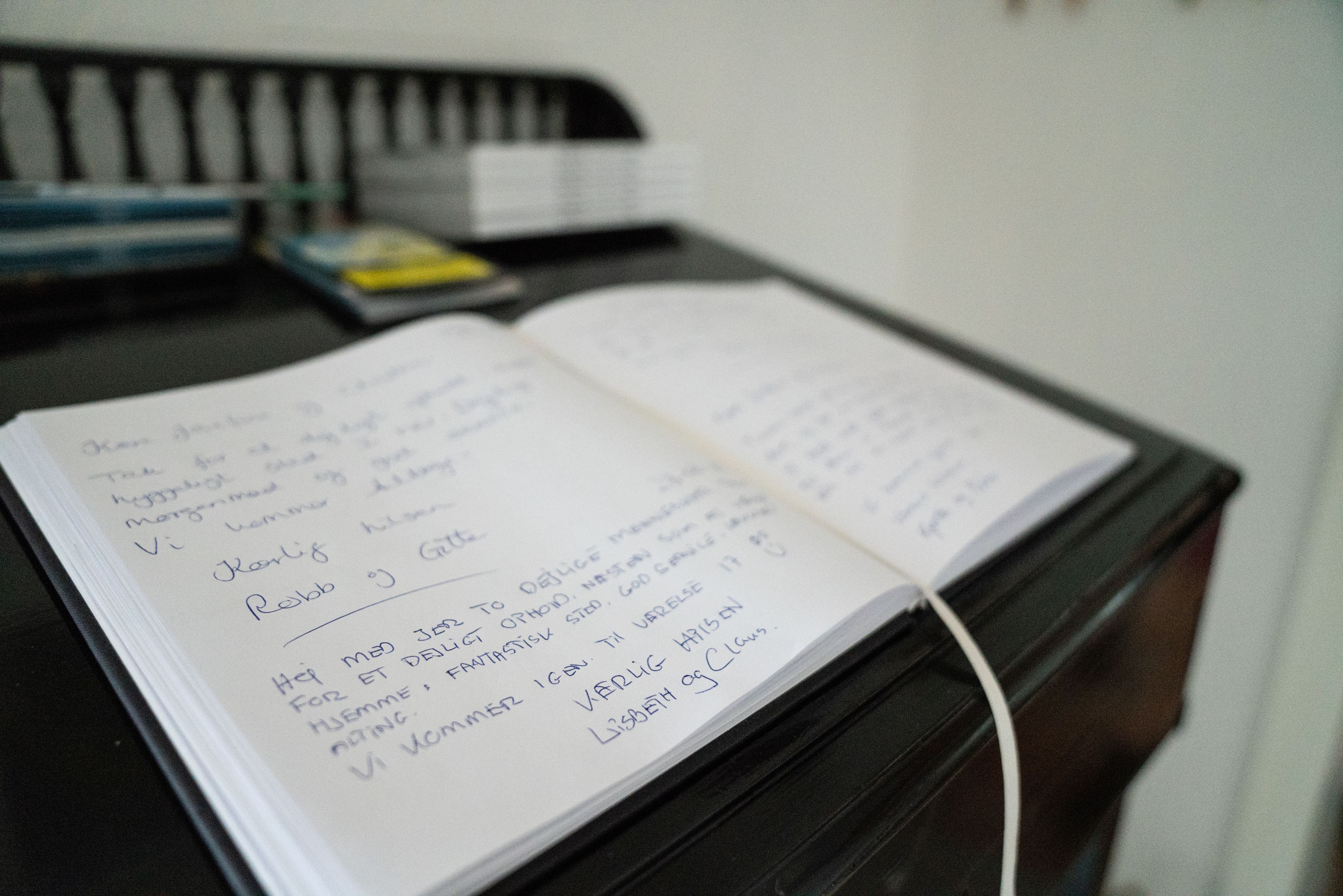 Un quaderno aperto su una scrivania, con appunti scritti a mano.
