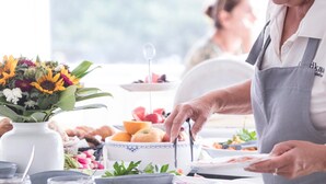 Un plan de travail de cuisine avec divers aliments et une personne qui prépare un repas.