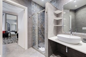Shower, rainfall showerhead, free toiletries, hair dryer - Maison Degli Artisti Suites (Rome)