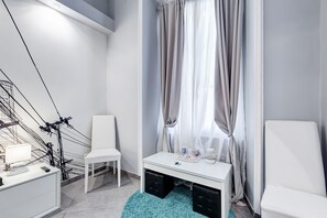 Premium bedding, down duvets, minibar, in-room safe - Maison Degli Artisti Suites (Rome)