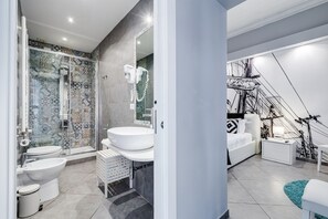 Premium bedding, down duvets, in-room safe, individually decorated - Maison Degli Artisti Suites (Rome)