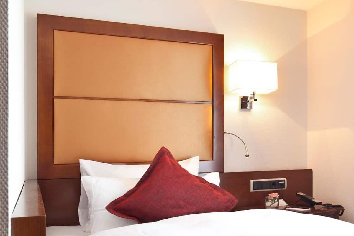 premium bedding, in-room safe, desk, free wifi