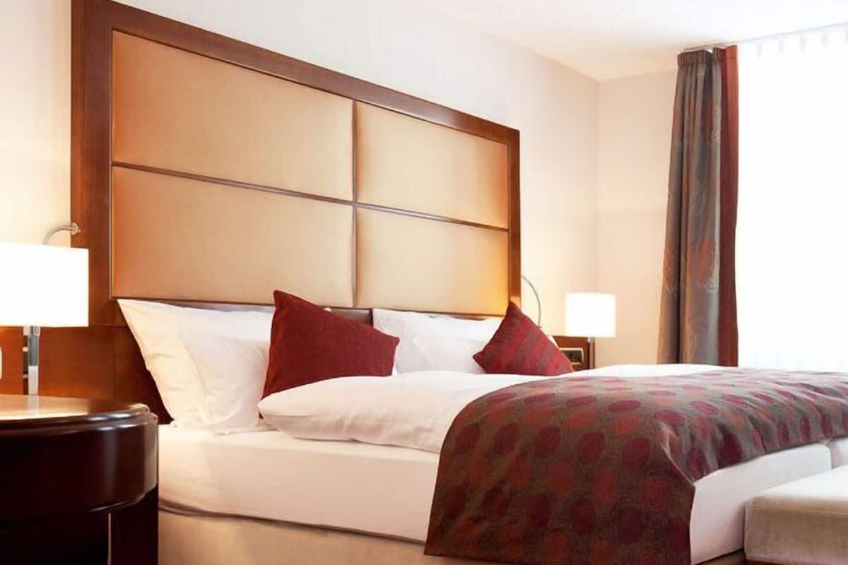 Premium bedding, in-room safe, desk, free WiFi