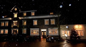 A historic building with multiple windows, a central entrance, and a Christmas tree. - Zu den Drei Linden (Wermelskirchen)