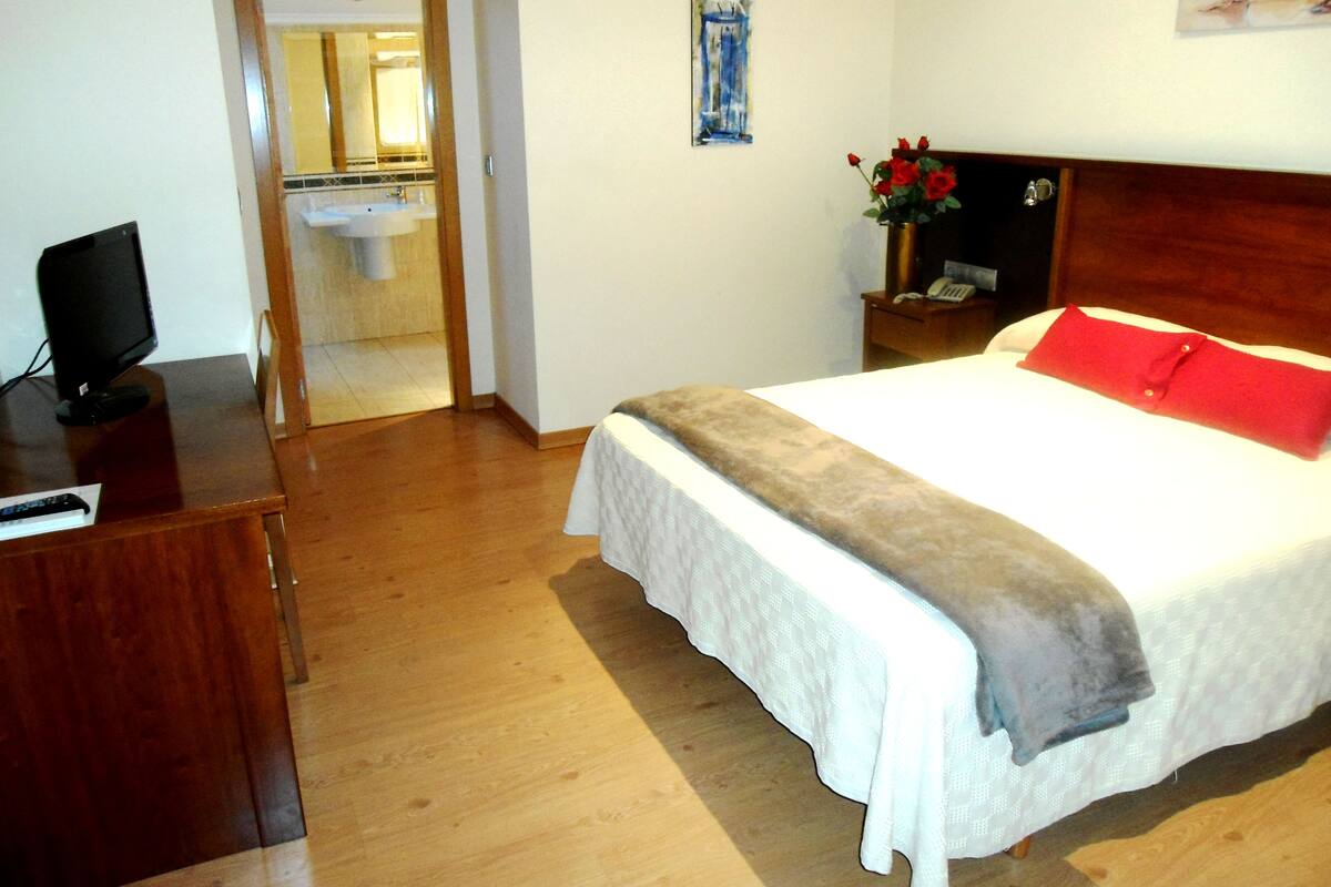 Doppel- oder Zweibettzimmer | Schreibtisch, Verdunkelungsvorhänge, Bügeleisen/Bügelbrett
