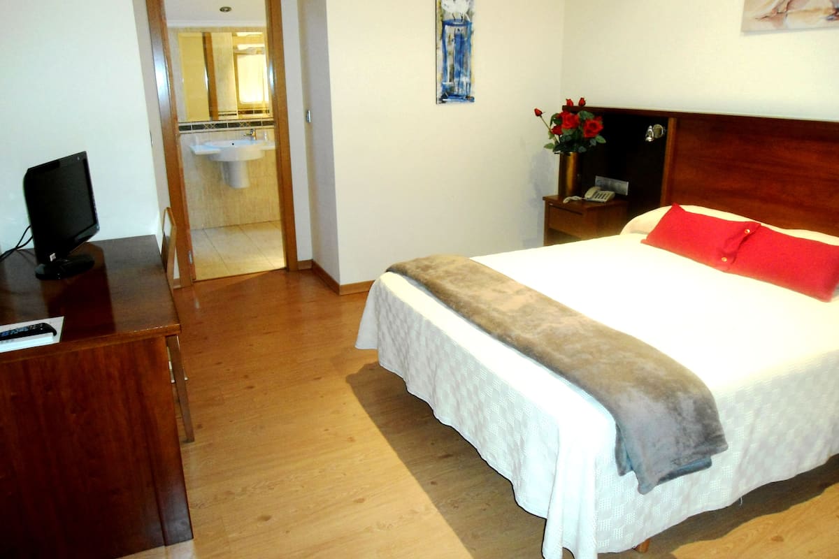 Double or Twin Room | Meja, langsir/tirai gelap terus, seterika/papan seterika