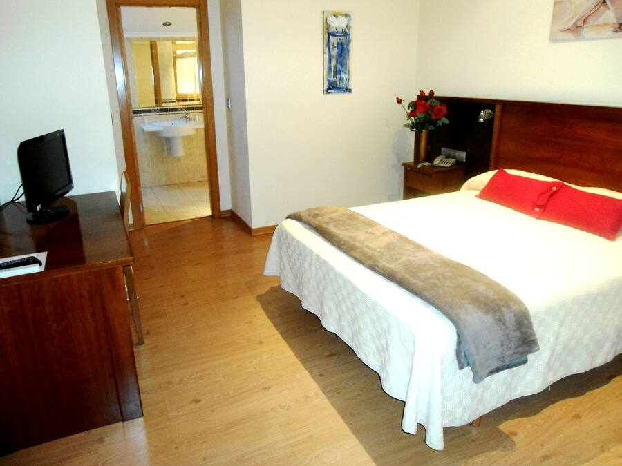 Escritorio, cortinas blackout y tabla de planchar con plancha