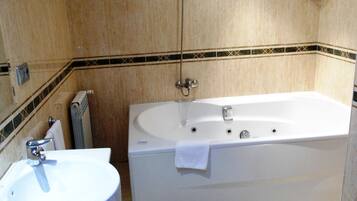 ArtĂculos de tocador gratuitos, secador de pelo, bidet, toallas