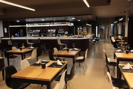Breakfast, lunch and dinner served . Hotel San Cibrao