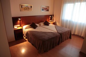 책상, 암막 커튼, 다리미/다리미판, 무료 유아용 침대