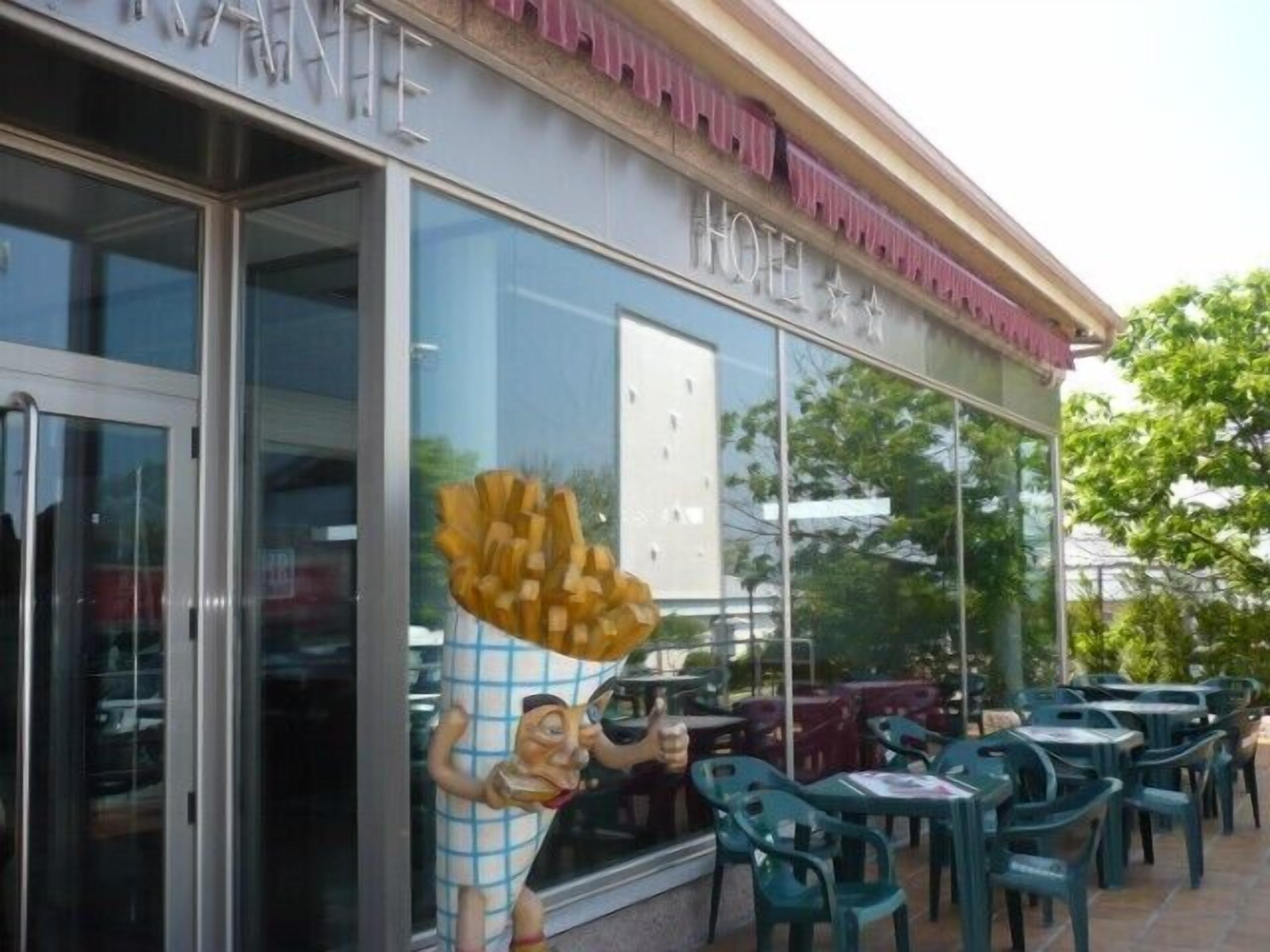 供应早餐、午餐和晚餐，西班牙菜