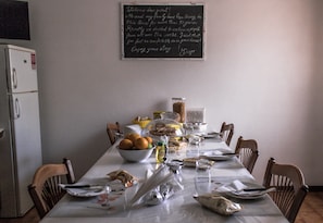 Kühlschrank, Mikrowelle, Kochgeschirr/Geschirr/Besteck