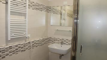 Habitación cuádruple estándar, baño privado | Baño | Regadera, amenidades de baño gratuitas, secadora de cabello, bidet