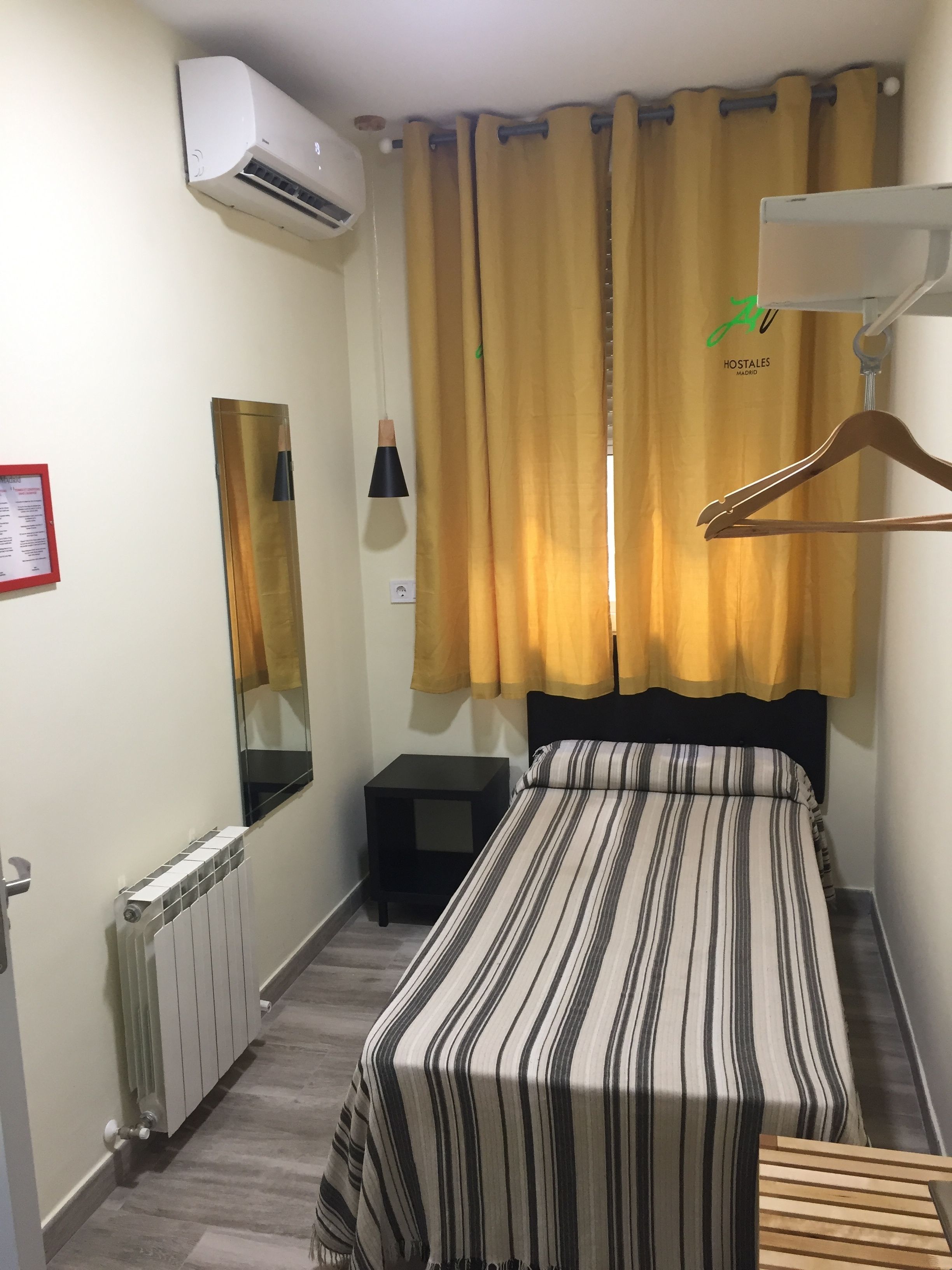 Escritorio, sistema de insonorización, wifi gratis y ropa de cama 