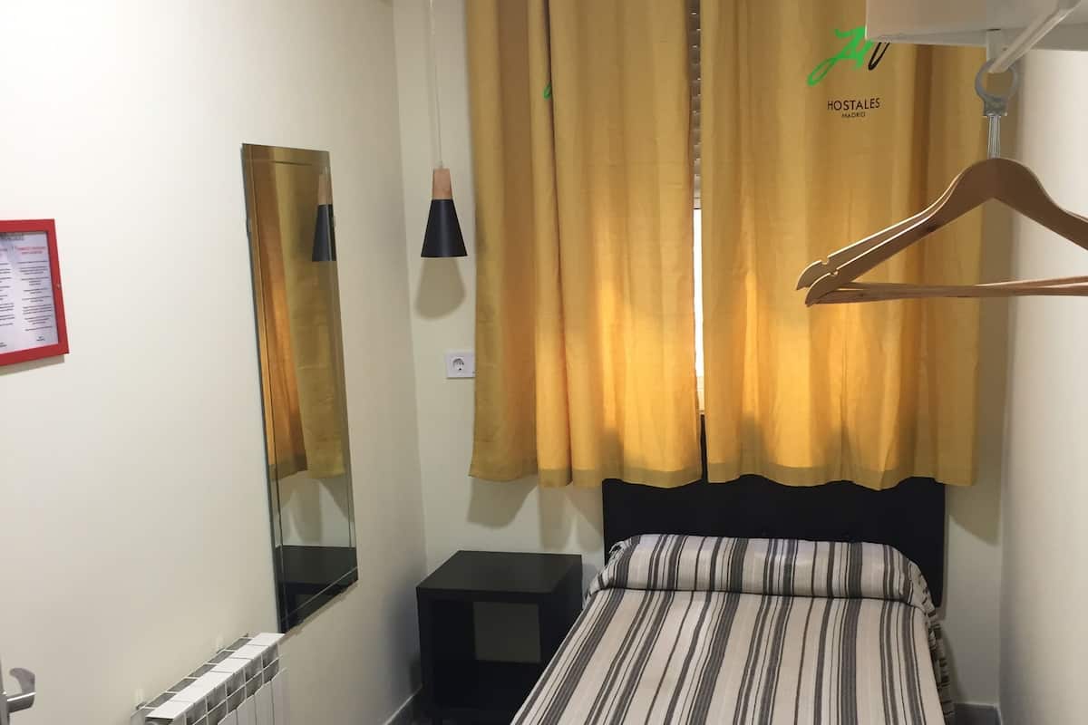 Een bureau, geluiddichte muren, gratis wifi, beddengoed