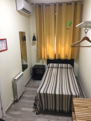 Desk, soundproofing, free WiFi, bed sheets - JQC Rooms (Madrid)