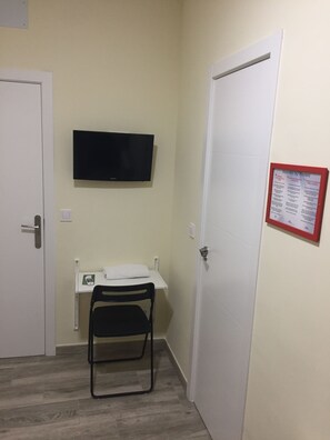 Desk, soundproofing, free WiFi, bed sheets - JQC Rooms (Madrid)