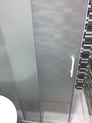 Bathroom - JQC Rooms (Madrid)