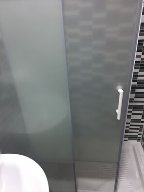 Dobbeltrom (2 Beds private bathroom) | Bad | Toalettartikler (inkludert), hårføner, håndklær og sjampo