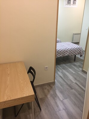 Een bureau, geluiddichte muren, gratis wifi, beddengoed