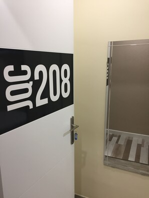 Enkeltrom, privat bad | Skrivebord, lydisolert, wi-fi (inkludert) og sengetøy