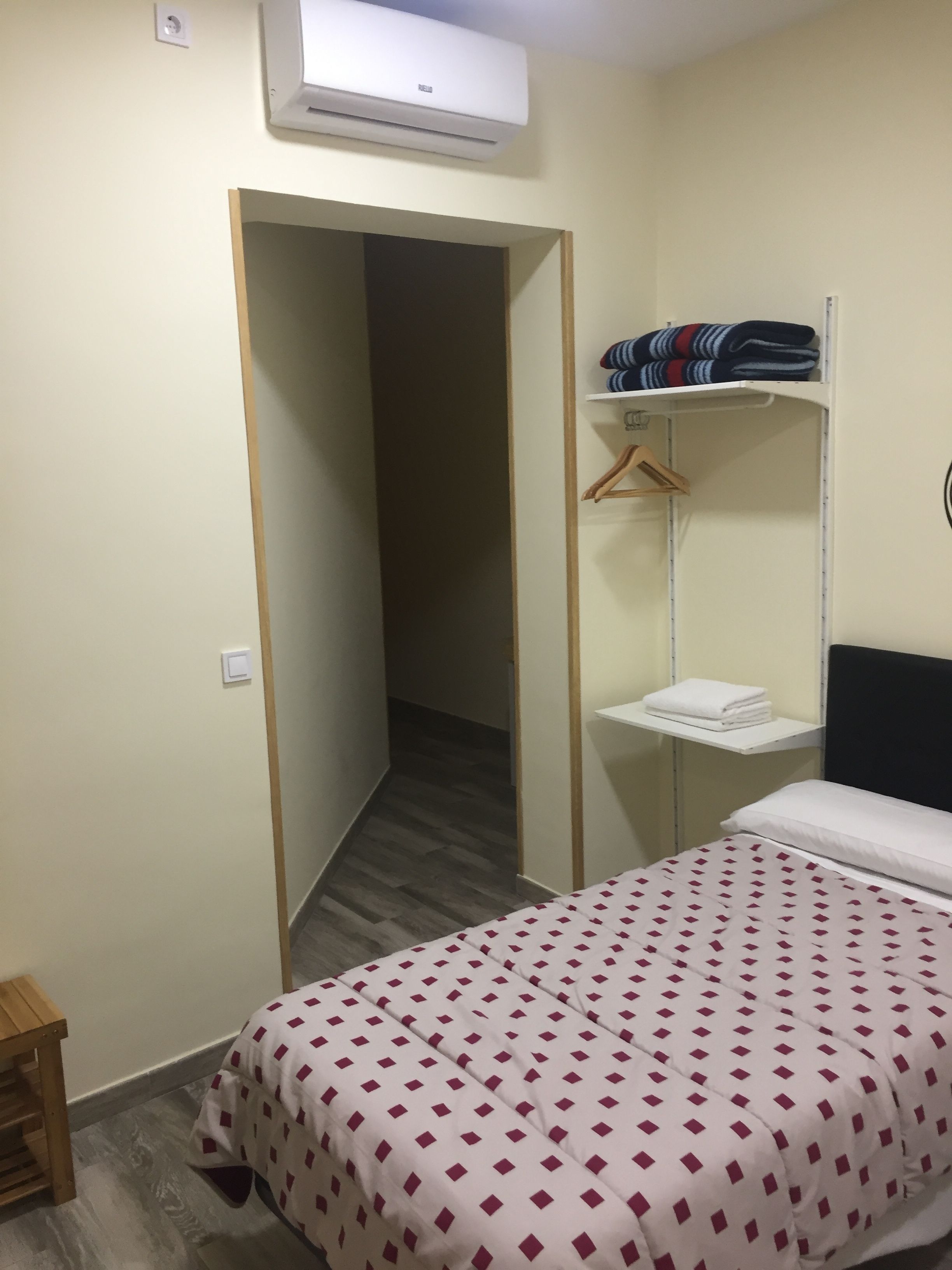 Escritorio, sistema de insonorización, wifi gratis y ropa de cama 