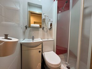 Bathroom - JQC Rooms (Madrid)
