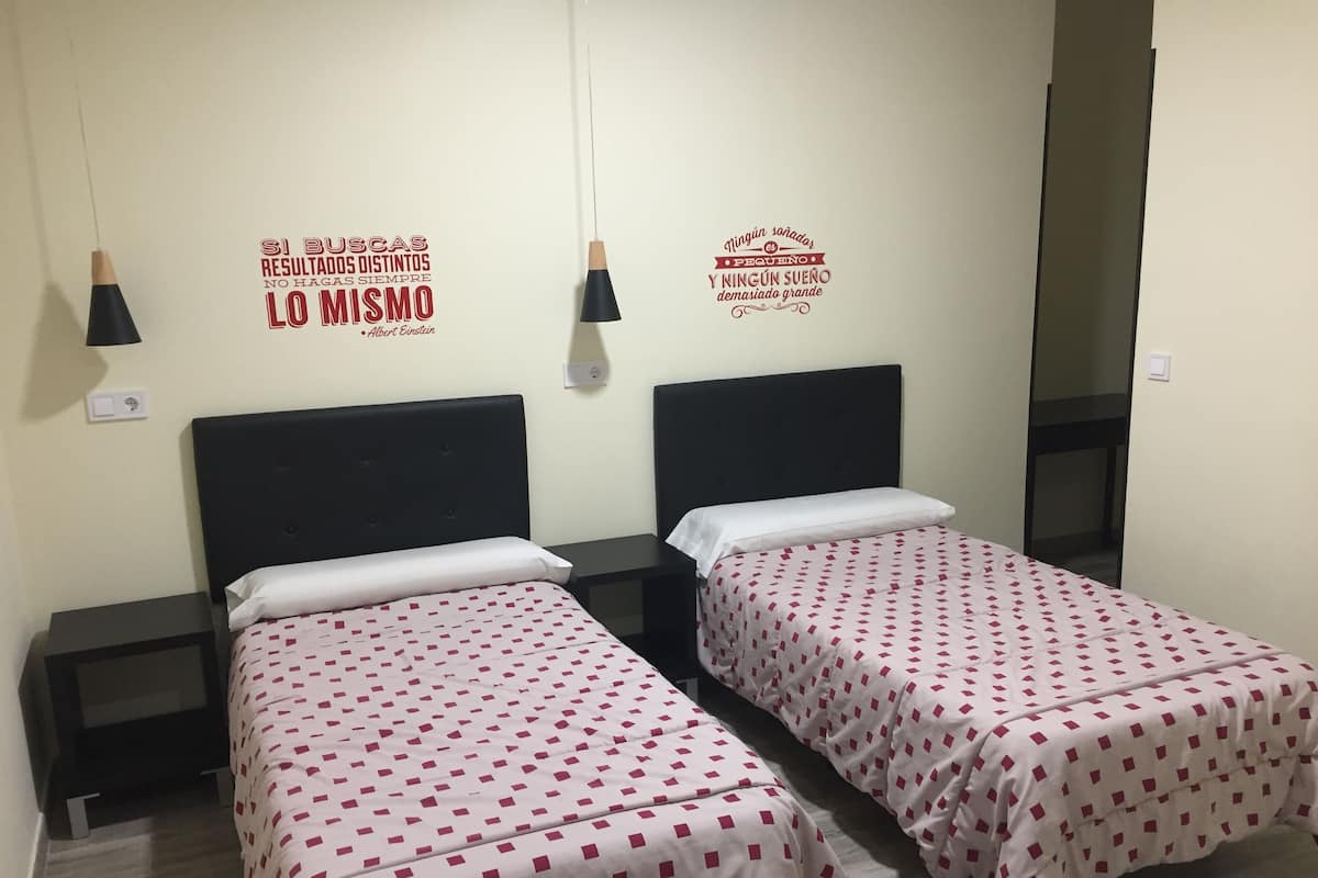 Tweepersoonskamer (2 Beds private bathroom) | Een bureau, geluiddichte muren, gratis wifi, beddengoed