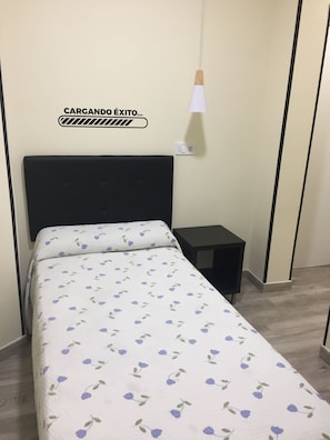 Desk, soundproofing, free WiFi, bed sheets - JQC Rooms (Madrid)