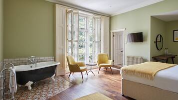 Habitación doble Deluxe | Escritorio, cortinas blackout y tabla de planchar con plancha