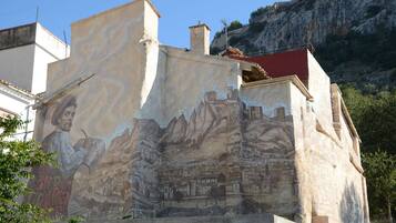 Un edificio con un mural que representa una escena histórica.