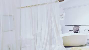 Suite | Blackout drapes, soundproofing, free WiFi, bed sheets