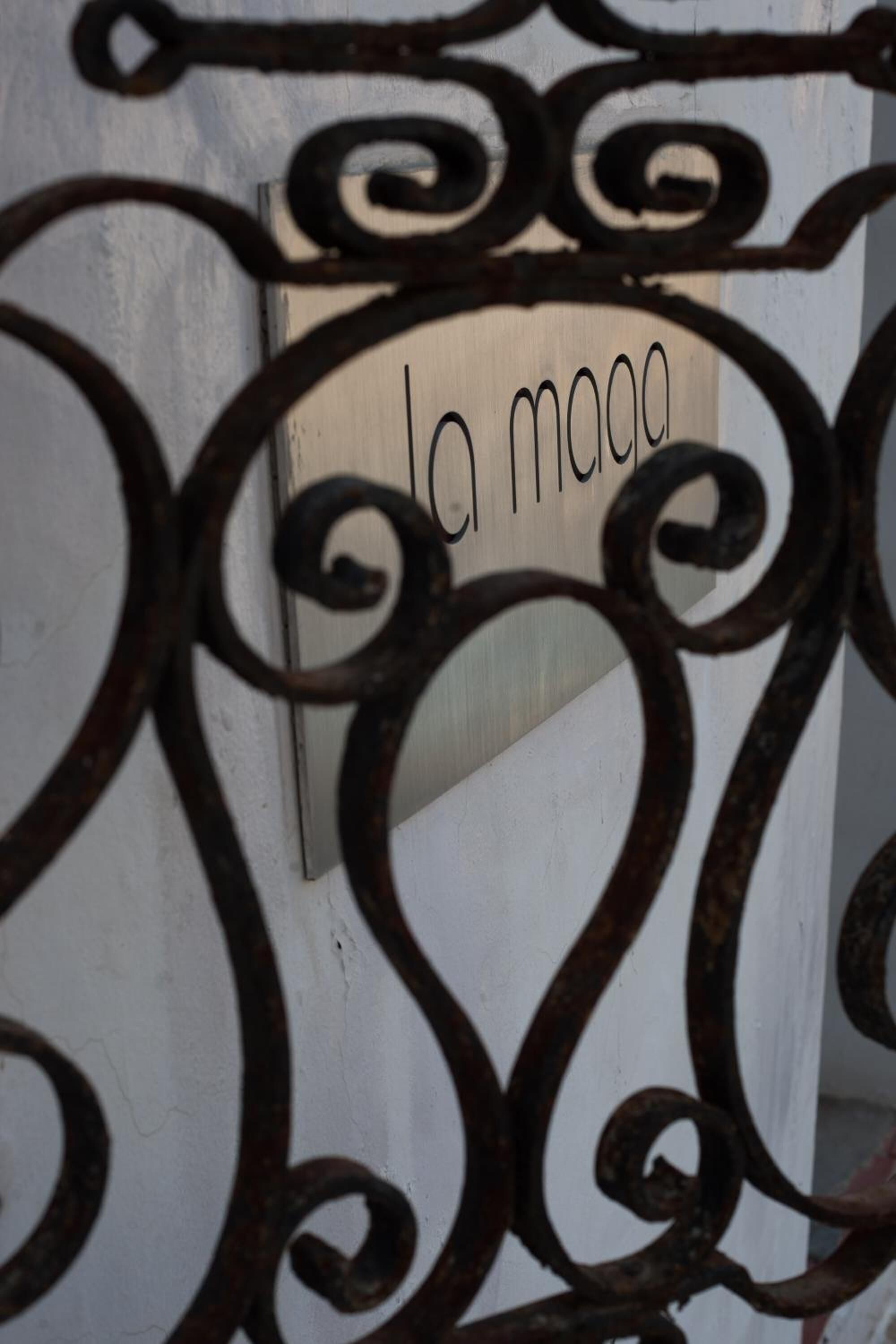 Una reja metálica con un letrero que dice 'la maga'.