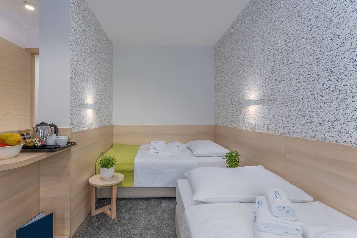 Habitación con 2 camas individuales, vista al patio | 1 habitación, ropa de cama de alta calidad y minibar