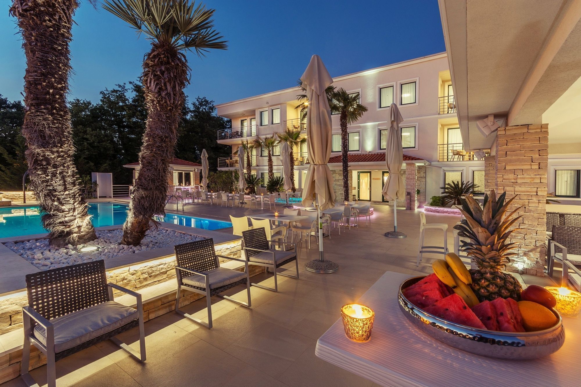 Outdoor pool, pool umbrellas, sun loungers