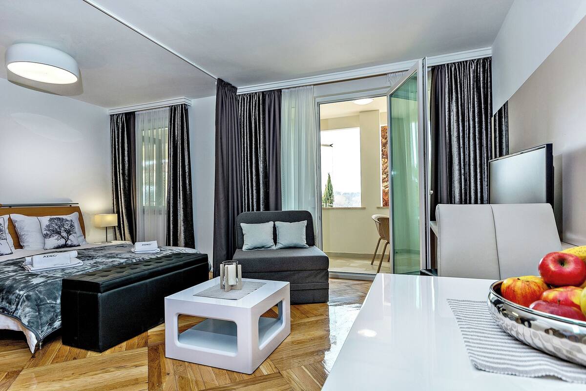 Estudio, 1 cama King size, balcón | 1 habitación, ropa de cama de alta calidad y minibar