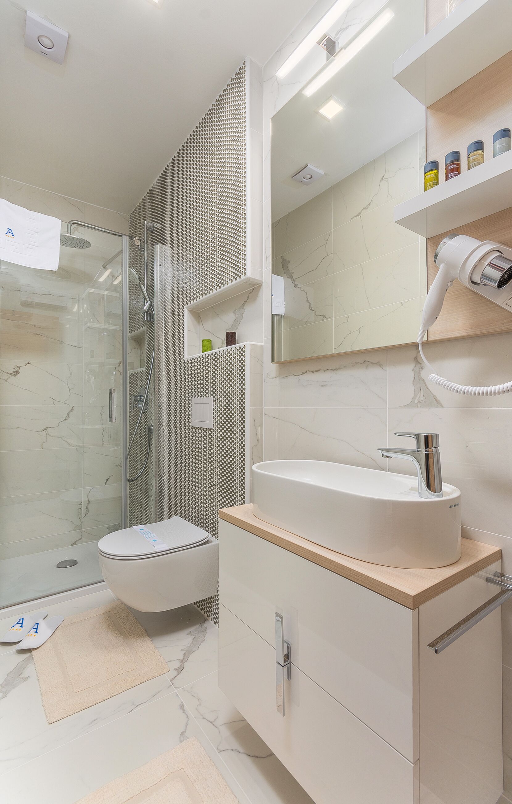 Tvåbäddsrum - utsikt mot innergården | Badrum | Gratis toalettartiklar, hårtork, badrock och tofflor