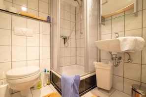 Bañera, secador de pelo, toallas