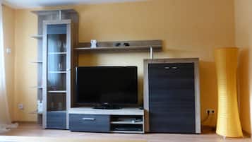 Appartement, 2 slaapkamers | Woonruimte | Een flatscreentelevisie