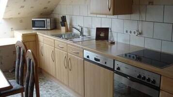 Appart'hÎtel, 2 chambres | Cuisine privée | Réfrigérateur, micro-ondes, four, plaque de cuisson