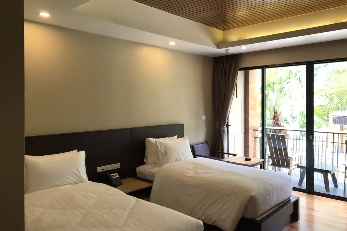 Deluxe Twin Room with Mountain View  | Safe på rommet, skrivebord, lydisolert og wi-fi (inkludert)
