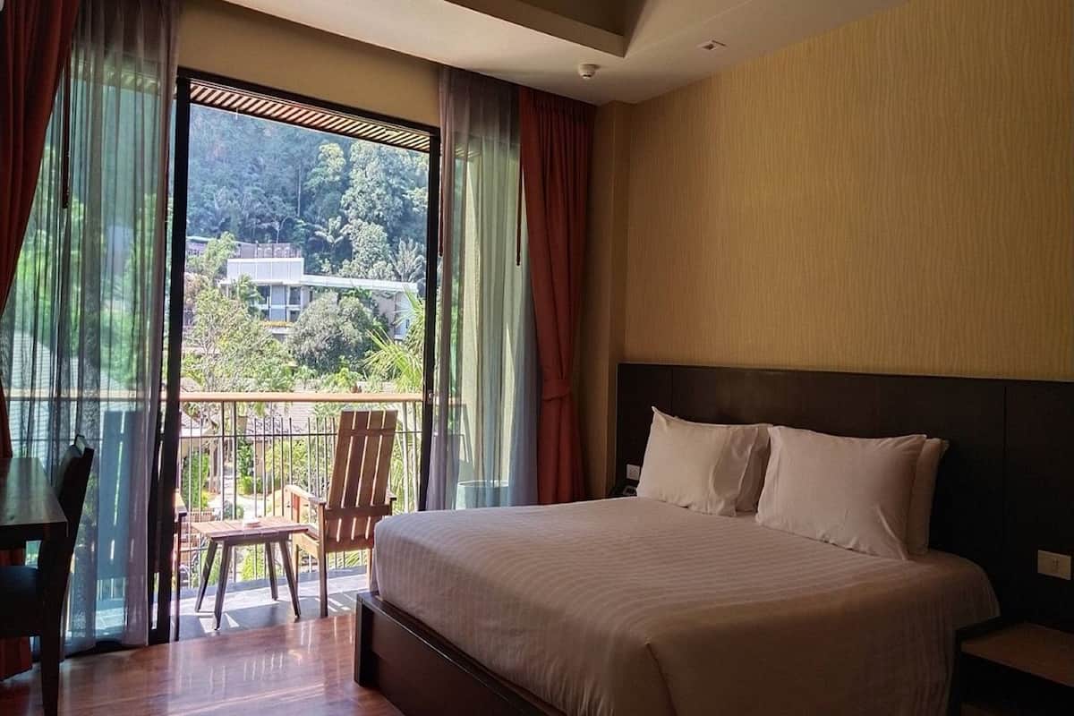Two Bedroom Family Room with Mountain View | Een kluis op de kamer, een bureau, geluiddichte muren, gratis wifi